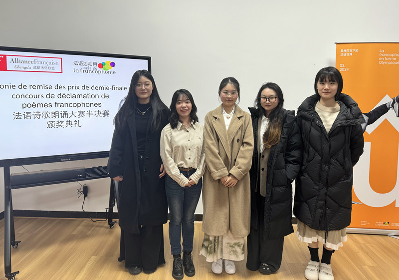 在法语诗歌朗诵比赛中，我校参赛师生合影，左二为冠军王祎老师.jpg